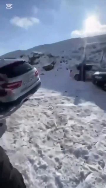 Несколько машин столкнулись в Дагестане, одна упала в кювет.На скользкой горной дороге смотреть онлайн