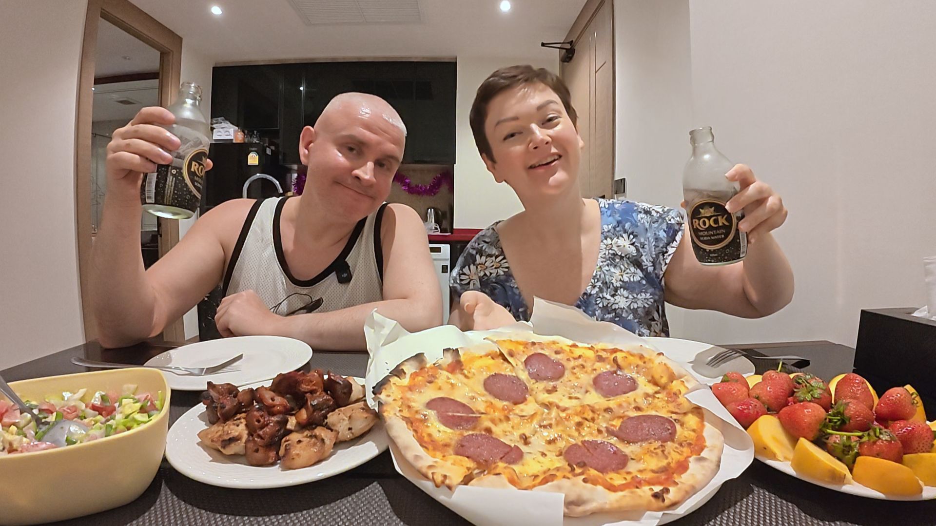 Мукбанг слопали ОГРОМНУЮ пиццу и ШАШЛЫКИ! Начали отмечать РОЖДЕСТВО! Семейный ужин в Таиланде смотреть онлайн