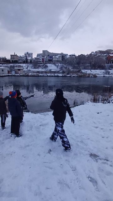 1 января 2026г.к вечеру ближе пошёл покормить уточек черноморской хамсой -2 смотреть онлайн