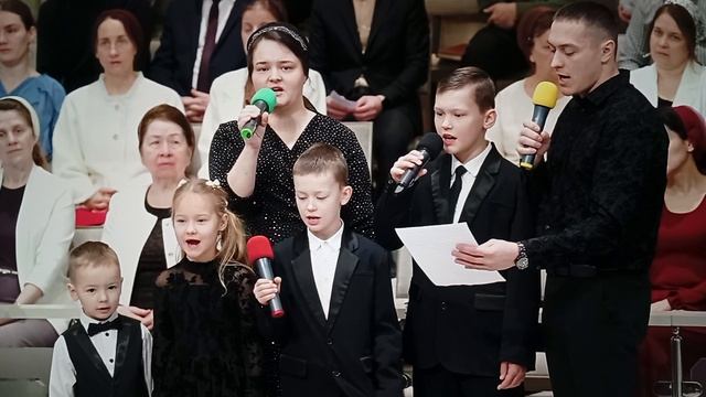 На сене, в хлеву мирно спал Он ♥️🙏 христианская песня смотреть онлайн