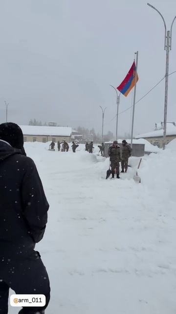 Арман Царукян вместе с армянскими военнослужащими на их базе 🇦🇲🪖 смотреть онлайн