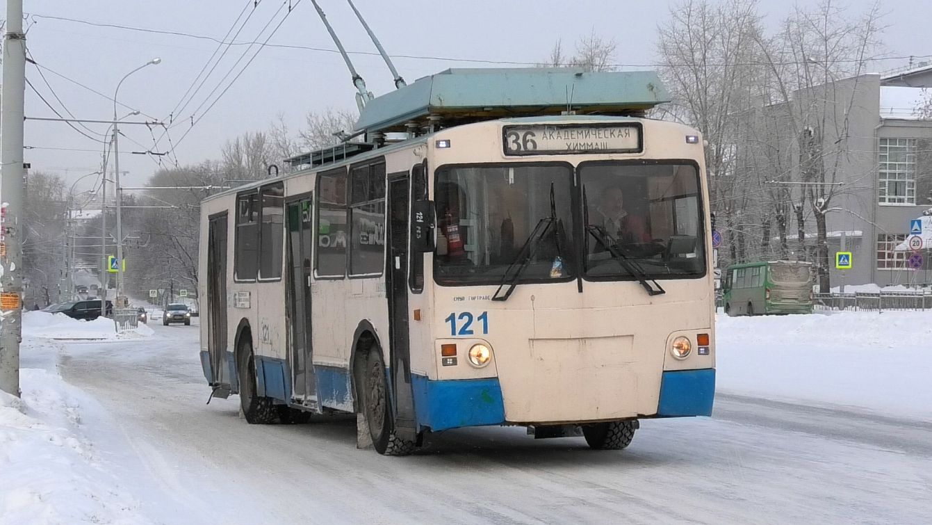 Троллейбус Екатеринбурга ЗиУ-682 КР Иваново борт. №121 маршрут 36 на остановке "УрФУ" смотреть онлайн