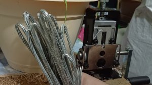 Устройство для снятия изоляции в деле