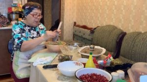 очень вкусный салат, из пяти компонентов, без майонеза.