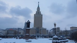 Правильное название Комсомольская площадь. В обиходе "Площадь трёх вокзалов" или просто Три вокзала