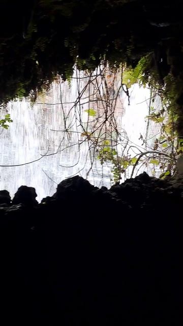 Внутри водопада есть потаенные уголочки. А что скрывают поток ваших мыслей?