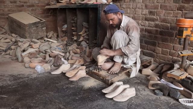 Удивительный процесс изготовления деревянных туфель