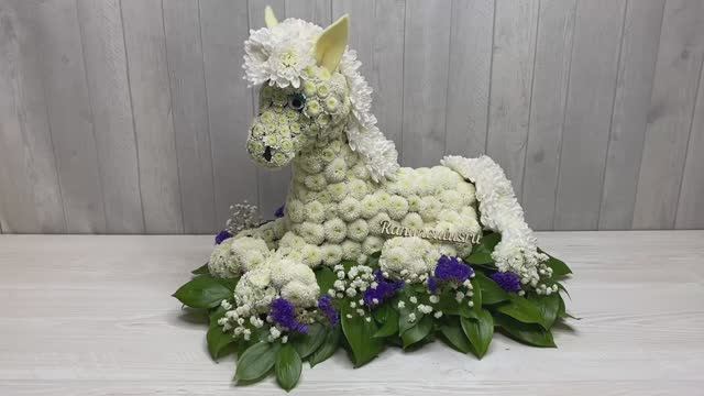 Белая лошадь из живых цветов смотреть онлайн