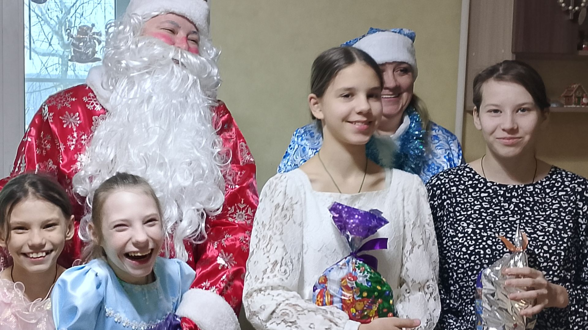 ДЕД МОРОЗ И СНЕГУРОЧКА К НАМ В ДОМ ПОЖАЛОВАЛИ смотреть онлайн