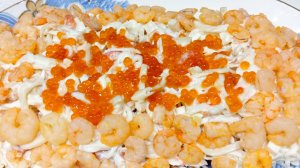 Царский салат с кальмарами 🦑, креветками 🦞, крабовыми палочками 🦀, форелью и красной икрой.