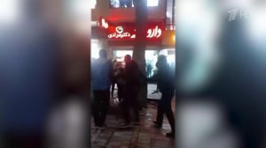 В Иране митинги протеста переросли в столкновения с полицией.