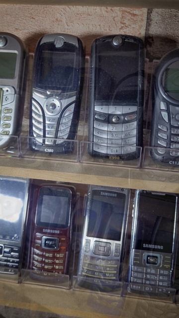 Скромная коллекция кнопочных мобильных телефонов смотреть онлайн