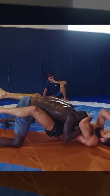 Насурдин Имавов готовится к худшему сценарию на канвасе — если чемпион среднего веса Хамзат Чимае... смотреть онлайн