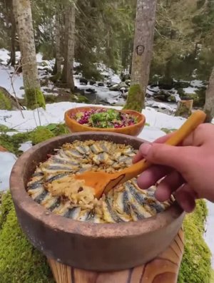 Жареная рыбка 🐠 в соусе с салатом 🥗