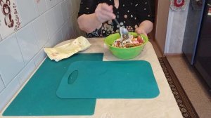 Салат с крабовыми палочками.