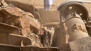 Топовая камнедробилка: Гигант в действии "Дробление крупных пород: мощный процесс