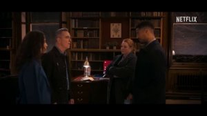 На Netflix вышел годный мини-сериал «Убегай!» по книге Харлана Кобена — его снял автор «Голяка»