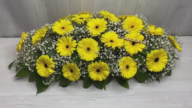 Композиция на стол из желтых гербер смотреть онлайн