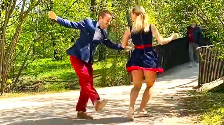Буги-вуги в парке с Сондре и Таней. #Танцы смотреть онлайн