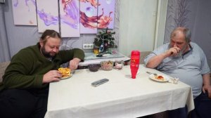 40-ка летний безработный занимается хозяйственными делами по дому Жизнь в Сибири