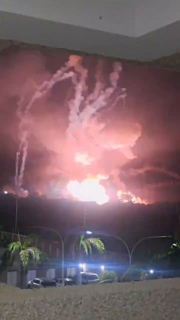 Взрывы после авиаудара США рядом с аэропортом Игуэроте в Венесуэле смотреть онлайн