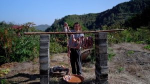 Сколько копчёного бекона можно получить с  одной свиньи? Этого хватит одному человеку на год!