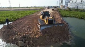 Мастерство оператора тяжелой дорожно-строительной техники. Бульдозер толкает грунт, а большой самосв