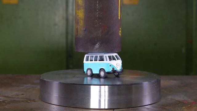 Гидравлический пресс против различных предметов смотреть онлайн