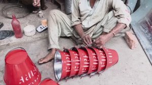 Пакистанский завод по производству миллионов пожарных ведер с помощью рук.