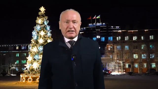 Маненков Сергей на площади Камертон поздравил жителей г. Белоярский с наступающим Новым 2026 годом смотреть онлайн