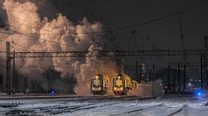 Эффектное синхронное отправление ПоездаДедаМороза под паровозами П36-0032 и П36-0218