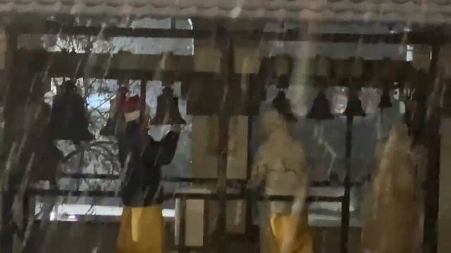 Новогодний колокольный звон на начало ночной литургии смотреть онлайн