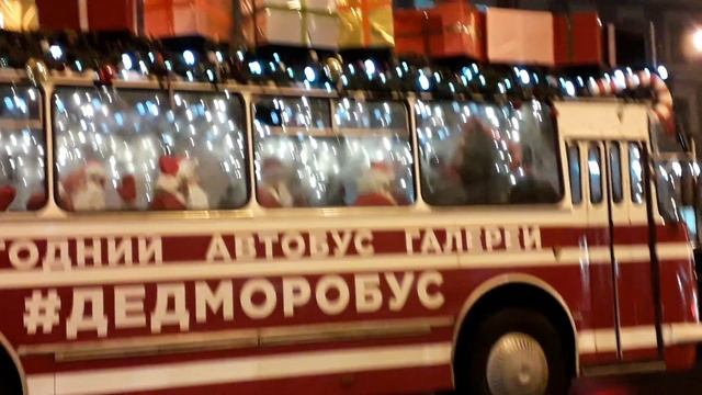 Санкт-Петербург. С Новым годом! Лиговский проспект, ТРЦ Галерея. Автобус с поющими Дедами Морозами смотреть онлайн