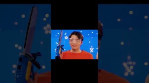 Парень взял пилу, чтобы разрезать пиццу.