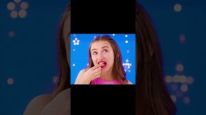 Девочка быстро съела свою жевательную резинку и чувствует себя довольной.