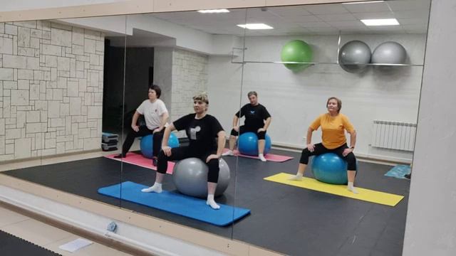 Тренировка в спокойном темпе с фитболом смотреть онлайн