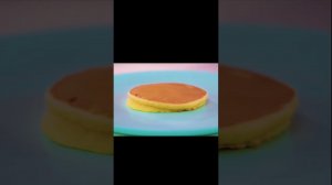 Все получили блины, а девочка нет.