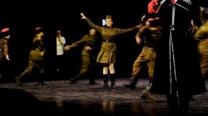 Едут по Берлину, казаки