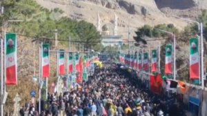 В 6-ую годовщину убийства американцами ген. Сулеймани тысячи иранцев к его мавзолею в городе Керман