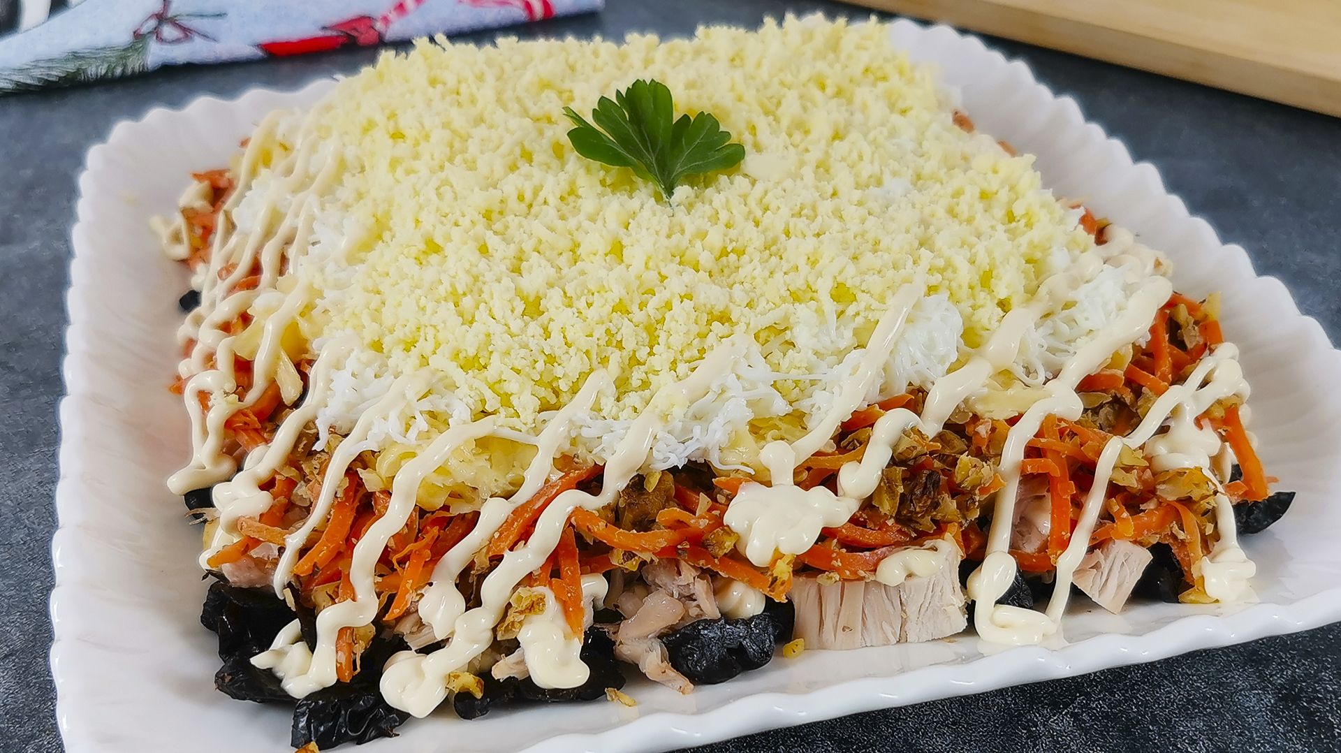 Салат с курицей и черносливом. Очень интересное и вкусное сочетание продуктов смотреть онлайн