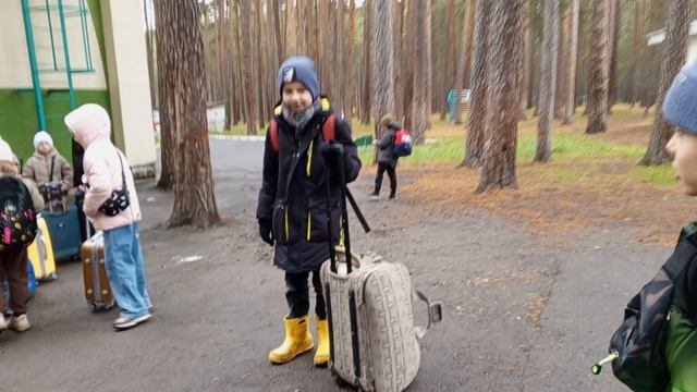 Командир Данил, Костя электрик катаются на чемодане Дэмиана 16 в лагере! 🤣 смотреть онлайн