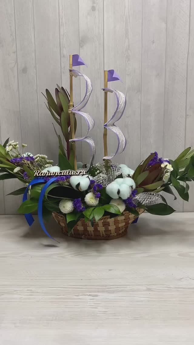 Композиция из живых цветов в форме корабля смотреть онлайн