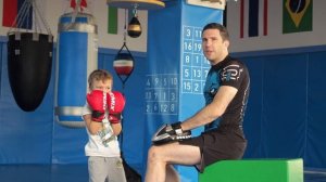Тренировка ребенка на лапах дома. Несколько вариантов