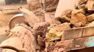 Процесс дробления огромных камней: Очень приятный процесс дробления камня на щековой дробилке....