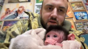 Денис у нас прямо МНОГОДЕТНЫЙ ОТЕЦ, Николь хочет кушать и капризничает, а Денис СПЕЛ ЕЙ КОЛЫБЕЛЬНУЮ!