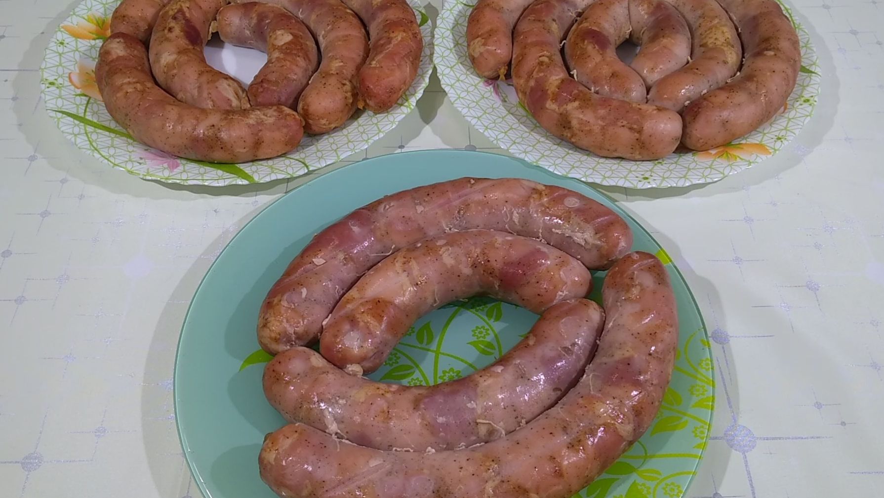 Колбаса ветчинная колечками домашняя.