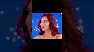 Девочка съела вкусное маленькое прошное печенье (Орео)