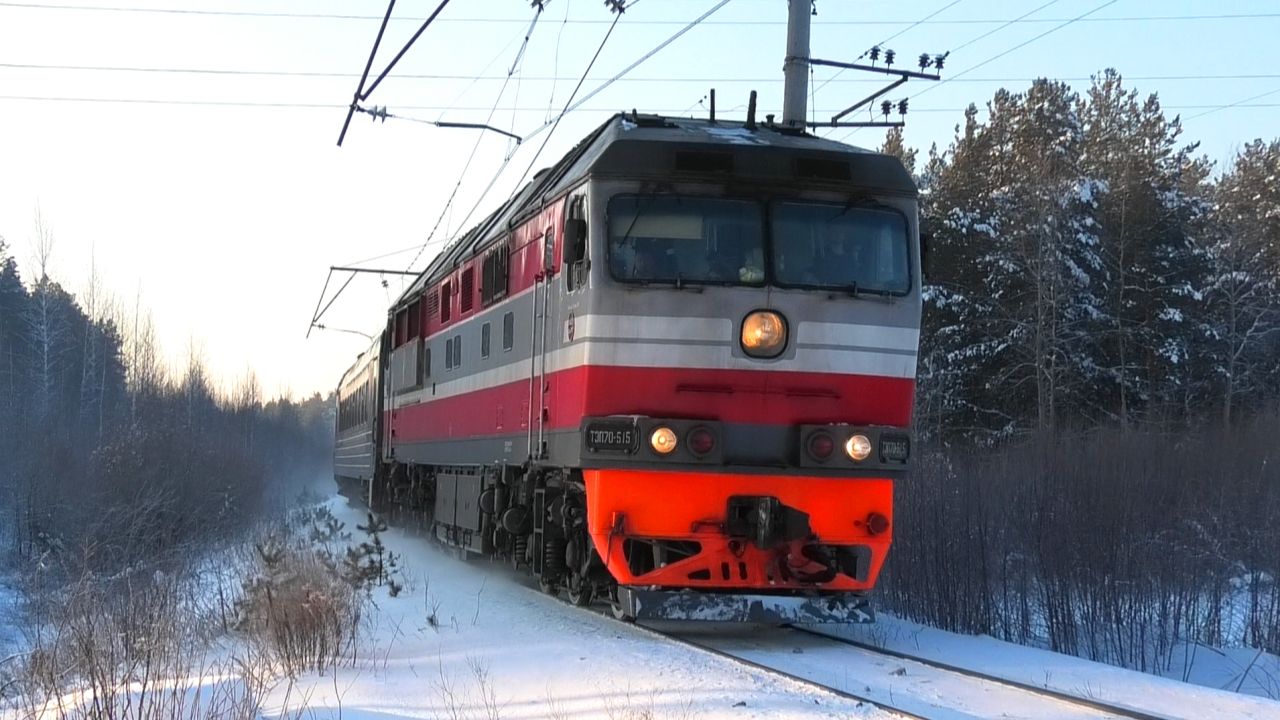 ТЭП70-0515 с туристическим поездом "Императорский маршрут" Екатеринбург-Пасс. - Алапаевск смотреть онлайн