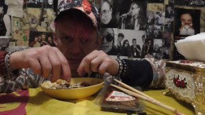 мукбанг салат грибной и жареная камбала