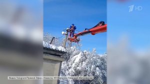 Сразу в нескольких регионах России устраняют последствия сильнейших снегопадов.